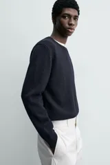 Jersey de punto ligero con corte regular fit, cuello redondo y manga larga. Presenta acabados en rib en puños, cuello y ruedo.