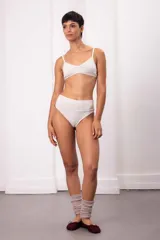 Bombacha tipo vedetina de tiro alto, confeccionada en algodón suave con faja en la cintura para un ajuste cómodo y delicado.