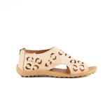 Sandalias de cuero marrón claro, estilo cerradas con diseño de perforaciones circulares en el empeine, suela plana y taco bajo.