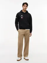 Buzo con capucha y cordón ajustable, confeccionado en algodón. Presenta un diseño de corte regular con bolsillo tipo canguro, puños y bajo de punto canalé. Incluye logos de la colaboración Cadillac Formula 1 Team y Tommy Hilfiger en el pecho, además de detalles distintivos en la manga y la nuca.