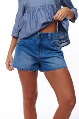 Short de jean azul con corte clásico y terminaciones desflecadas.