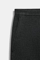 Pantalón de tiro medio con corte cropped flare, confeccionado en tejido con viscosa. Presenta detalle de raya planchada, bolsillos laterales y cierre frontal con cremallera, botón y ganchos metálicos.
