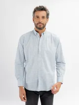 Camisa de manga larga con estampado de cuadros vichy en tonos celestes y blancos, con cuello abotonado.