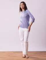 Buzo color rosa de tejido combinado con detalle de botones en las mangas y cuello redondo.