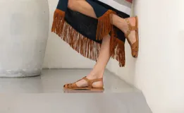 Sandalias chatas de cuero color camel, con múltiples tiras y hebilla lateral ajustable.