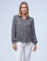 Camisa de satén estampado con lunares blancos sobre fondo negro, de la marca Zac & Rachel.