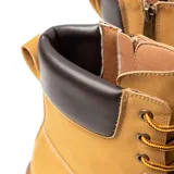 Borcegos de caña media color camel, confeccionados en material sintético con acabado mate. Presentan suela track de goma dentada en tono marrón, ojalillos metálicos, cordones al tono y detalle de cuello acolchado en color marrón oscuro.