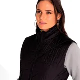 Campera híbrida con cuerpo de chaleco acolchado negro y mangas de buzo en color gris. El cuerpo presenta un diseño matelaseado con cierre frontal completo y bolsillos laterales con cierre, mientras que las mangas cuentan con puños elásticos.