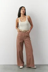 Top sin mangas color crema, de tejido tramado con textura waffle, corte ajustado al cuerpo y escote cuadrado.