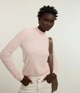 Blusa de chenille color rosa claro, con cuello alto y mangas largas.