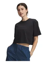 Remera crop top negra de manga corta, con cuello redondo acanalado y gráfico de estilo inscrito en el pecho en tono sobre tono.