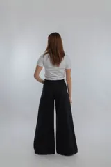 Pantalón jean wide leg de tiro alto, color azul claro, con diseño amplio y fluido en las piernas, bolsillos delanteros y traseros.