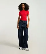 Blusa básica de manga corta, cuello redondo y textura sutil, confeccionada en viscosa con elastano. El bajo de la prenda es ondulado.