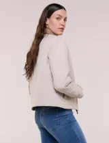 Campera acolchada capitoneada, marca Michael Kors, de color beige con cuello camisero de gamuza en contraste. Cuenta con cierre frontal de botones a presión metálicos, bolsillos laterales inclinados con ribetes de gamuza y mangas largas.