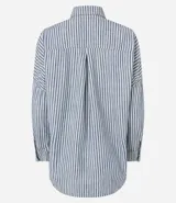 Camisa de jean de manga larga con diseño de rayas verticales, cuello inglés, cierre frontal con botones y dos bolsillos grandes en el frente.