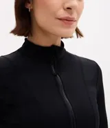 Campera deportiva entallada de microfibra, con cuello alto, cierre frontal con cremallera y bolsillos laterales funcionales.