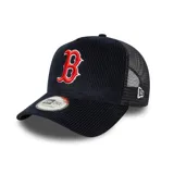 Gorra tipo trucker de New Era con frente de pana negra y parte trasera de malla. Presenta el logo de los Boston Red Sox bordado en el frente en color rojo con contorno blanco y visera curva.