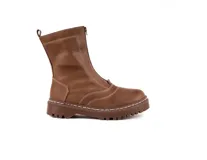 Bota corta de cuero color marrón chocolate con cierre frontal y suela track dentada. Presenta costuras a la vista en tono claro y elásticos laterales ocultos para mayor comodidad.