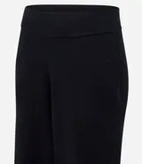 Pantalón de corte recto confeccionado en tricot de viscosa y poliamida. Presenta cintura estructurada, bolsillos laterales y cordón regulador en el ruedo de las botamangas.