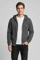Campera deportiva unisex con capucha, cierre frontal completo y bolsillos tipo canguro. Presenta puños y ruedo acanalados, con cordones ajustables en la capucha.