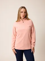 Buzo de polar con cuello alto y medio cierre frontal. Presenta un diseño de manga larga con puños elásticos y logo bordado en el pecho.