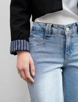 Blazer crop color marrón, marca Dictionary. Cuello con solapa, manga larga y forro interno estampado a rayas.