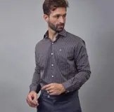 Camisa de vestir para hombre, color marrón oscuro con finas rayas verticales blancas. Es de manga larga, cuello camisero y botones frontales blancos.