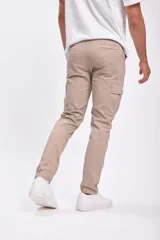 Pantalón cargo color tostado, de corte recto, con bolsillos laterales y traseros.