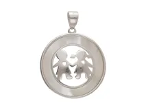 Dije redondo de plata 925 con diseño calado de un niño y una niña tomados de la mano.