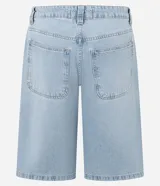 Bermuda tipo jorts de jeans, tiro medio/alto, color celeste claro lavado, corte ancho y largo que llega por encima de la rodilla. Presenta cinco bolsillos y trabillas para cinturón.