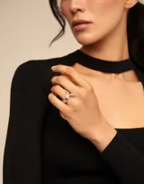 Anillo plateado de Uno de 50, bañado en plata, con diseño en forma de clavo modelado en espiral.