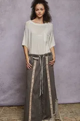 Remera de manga corta con diseño holgado, cuello redondo y bolsillo frontal aplicado en el pecho.