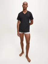 Pack de tres remeras negras de algodón con cuello en V y manga corta.