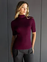 Polera gris oscuro de tejido acanalado, con cuello alto y mangas 3/4.