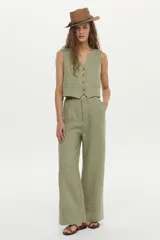 Pantalón confeccionado en lino, de corte recto y tiro alto, color verde militar.