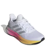 Championes Adidas Ultrarun 5 de running, color blanco con detalles en gris y suela con degradé de amarillo a rosa.
