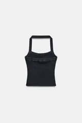 Top blanco de tejido acanalado, corte ajustado, con escote cuadrado y cuello halter ancho.