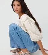 Pantalón de jean premium de tiro medio con corte wide leg, de color azul, con pretina con pasacintos y bolsillos funcionales.