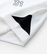 Saco deportivo boxy de algodón felpa color blanco, con cuello redondo, manga raglán larga y recortes rojos en los hombros. Presenta bordados frontales con texto "OFFICIAL NATIONAL MAJOR HARMONY", un logo circular y el número "31". Las mangas tienen un patrón de cuadros rojos y blancos.