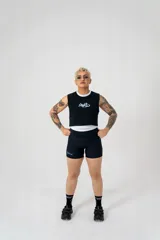 Calza corta deportiva negra con cintura alta y logo al tono en la parte trasera de la cintura.