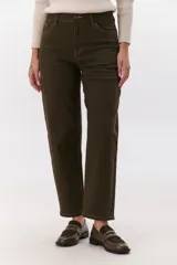 Pantalón color arena de algodón con spandex y lado interior afelpado, de tiro alto y corte holgado.