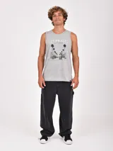 Musculosa blanca de cuello redondo y sisa amplia, con un estampado frontal de estilo fotográfico en blanco y negro que muestra un paisaje desértico y una construcción, acompañado por la palabra "wilderness" en color verde.