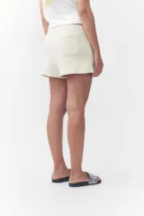 Short de felpa color crudo con cintura elástica y cordón ajustable, de corte relajado.