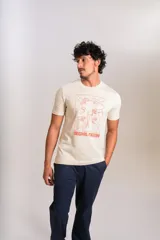 Remera de cuello redondo y manga corta color beige, con estampado gráfico frontal en color naranja que representa un brindis con diversas copas y el logo de la marca Original Penguin.