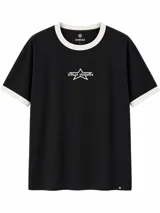 Remera negra de manga corta con diseño ringer, con cuello y puños en color blanco. Estampado frontal centrado con una estrella y la frase "lost in shadows".