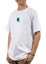 Remera blanca de manga corta, con cuello redondo y diseño liso. Presenta el icónico estampado pequeño de la mano gritona de Santa Cruz en el centro del pecho.