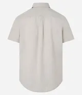Camisa de manga corta confeccionada en mezcla de lino y algodón, con cuello inglés, cierre frontal de botones y bolsillo en el pecho. Presenta un corte comfort holgado y diseño liso.