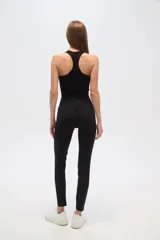 Calza negra de poliamida, tiro alto y corte ajustado.