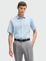 Camisa de manga corta Boss con corte regular fit, cuello clásico y cierre frontal de botones.