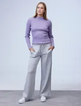 Pantalón jogger negro de modal, marca French Laundry, con pretina ancha elastizada, lazo de ajuste y bolsillos inclinados.